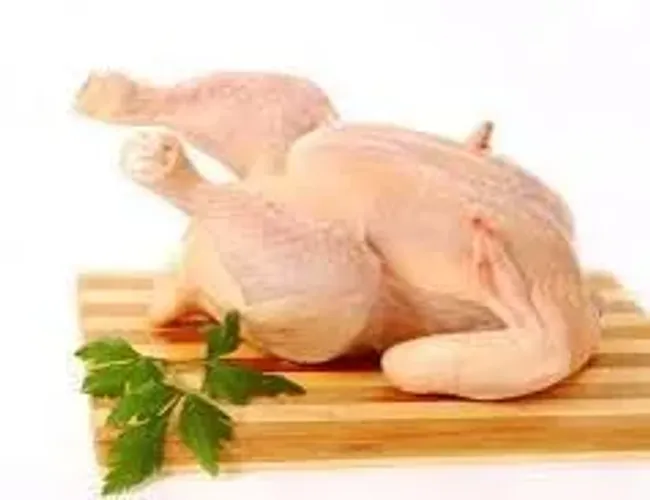 Frango caipira abatido
