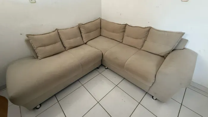 Sofá bege em L