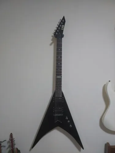 Guitarra Flying V LTD V-50