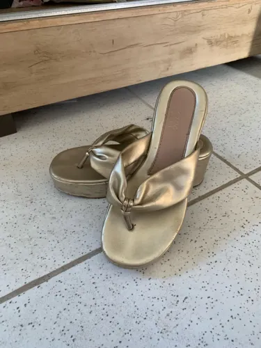 tamanco dourado
