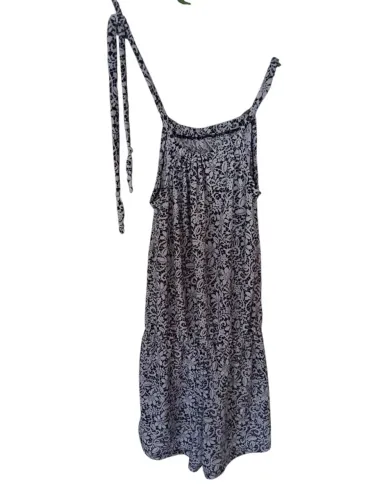 10 peças de roupas variadas.