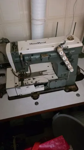 Maquina de costura galoneira marca Kansai special semi nova