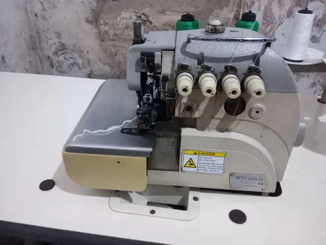 Máquina de costura overloque interlock - SINGER