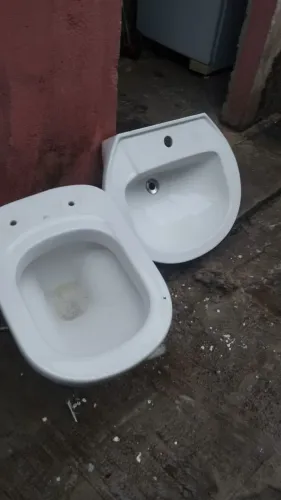Conjunto de vaso sanitário com pia de cerâmica 