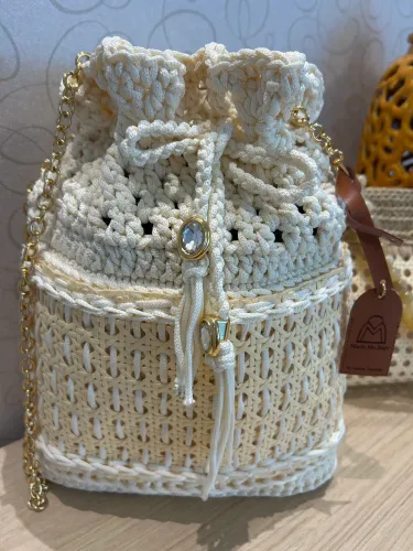 Bolsa lindíssima fio Náutico, tela indiana, metais nobres e forro em veludo.