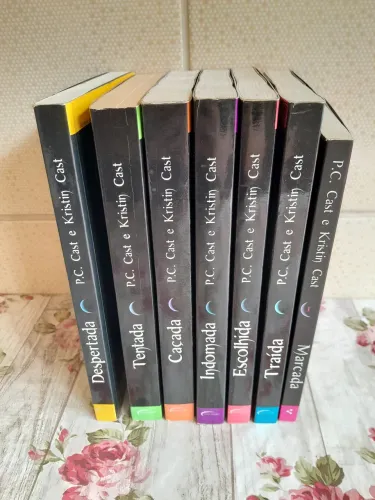 Série "House of Night", de P.C. Cast & Kristin Cast (Incompleta - 7 livros)