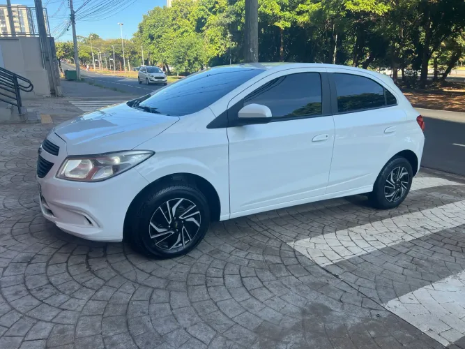 Chevrolet Onix Hatch LS 1.0 8V Flex Power Mec. 4P 2016
