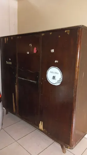 Guarda-roupa de madeira