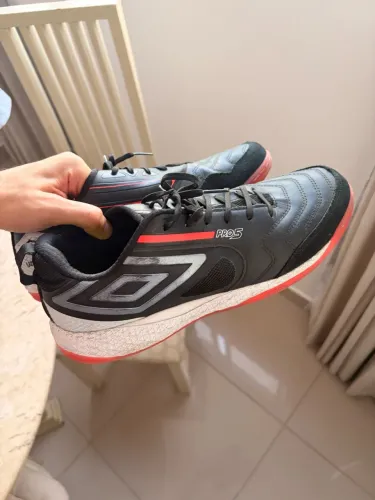 Chuteira Futsal Umbro Pro 5 Bump Couro - Preta/Coral - Nº 44
