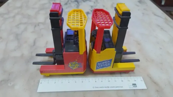 Duas Miniaturas de Empilhadeira Super Lifter à Fricção Escala 1:32
