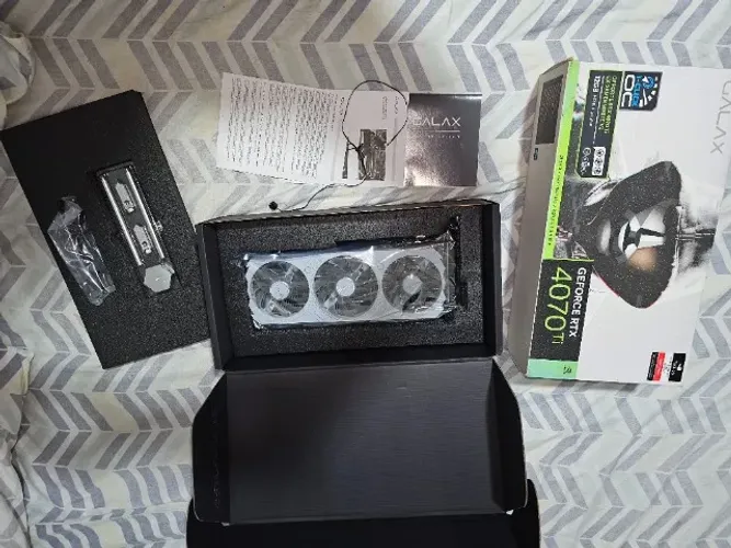PLACA DE VÍDEO GALAX NVIDIA GEFORCE RTX 4070 TI WHITE 1-CLICK OC V2, 12GB, GDDR6X, DLSS