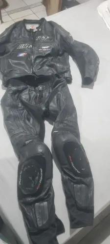 Vendo macacão de couro motociclista