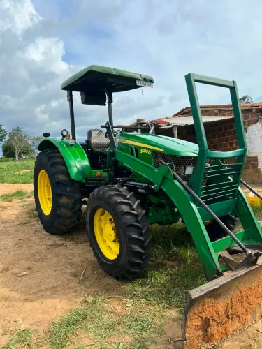 Trator com caçamba, roçadeira, arado, lâmina