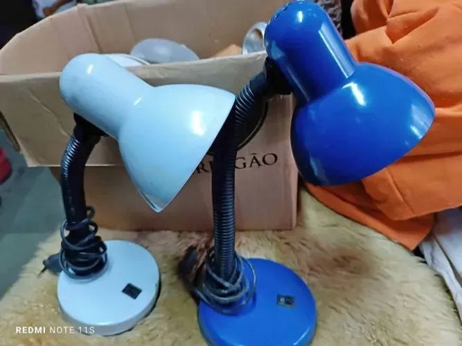 Abajur, articulada com base, Luminária de mesa - entregamos