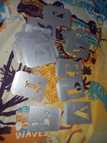 Gabarito de letras vazado em metal