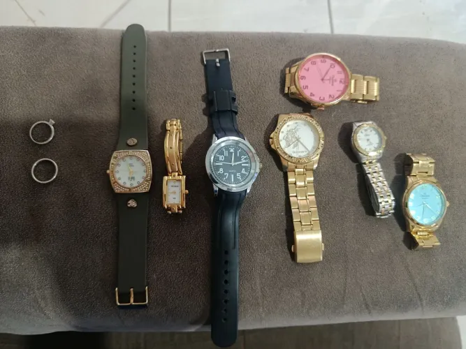 Vendo relógios só falta bateria... Vendo junto ou separado também 