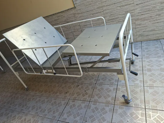 Vendo Cama Hosp. De 2 Manivelas em excelente estado