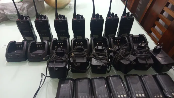 Rádio IC.F43 GS UHF 7 rádios completos com Bateria reserva. R$450.00 cada