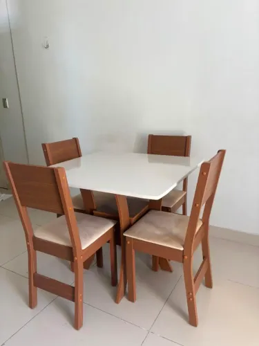 Conjunto mesa quadrada com 4 cadeiras