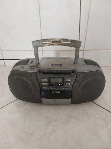 Aparelho de som aiwa funcionando. 