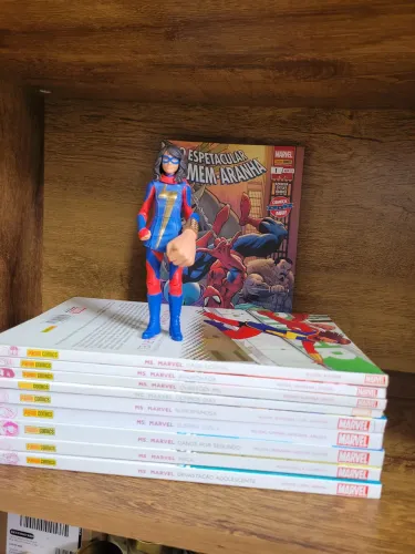 Coleção HQ Miss Marvel + Figure Kamala Khan + Brinde