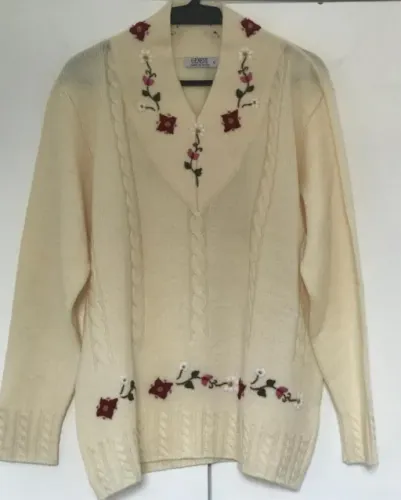 Malha / Blusa em lã feminina - gola V - bordada - Tam G - cor manteiga (Nova)