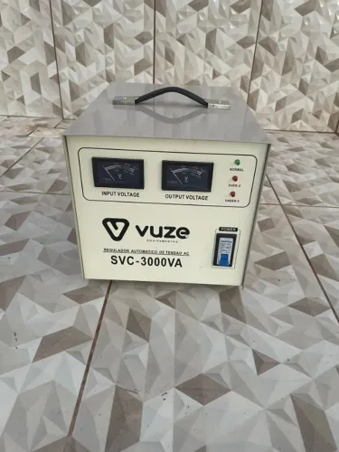 Transformador / Regulador Automático de Tensão Vuze SVC-3000VA