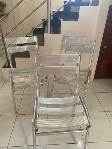 3 cadeiras de aluminio área externa