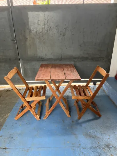 Mesa de madeira com cadeiras