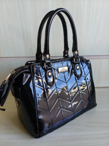 Bolsa WJ em Vinil Preto , linda peça em ótimo estado super chique.