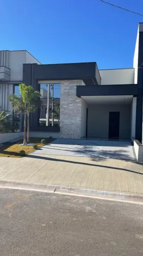 Casa térrea em condominio, 3 quartos sendo uma suíte, com piscina e closet, à venda em Ind