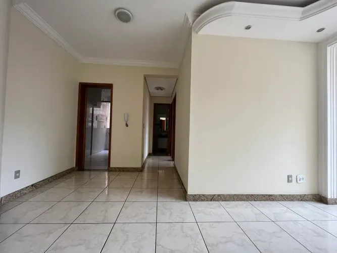 Excelente apartamento de 2 quartos. Predio com porteiro. Rua Pouso Alegre, 2.615