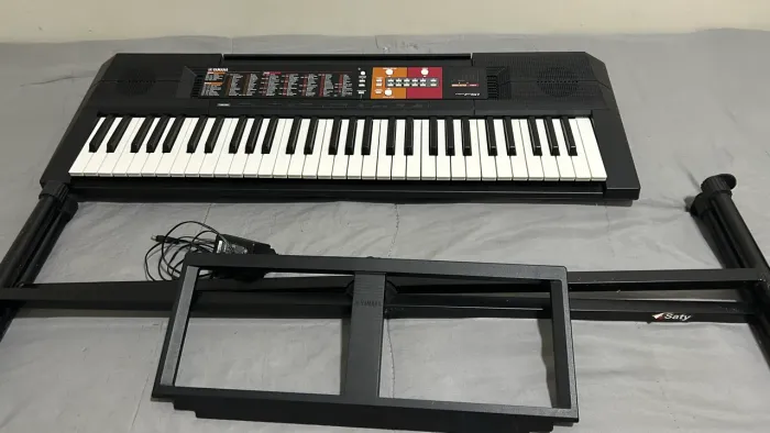 Teclado Yamaha PSR-F51 + suporte