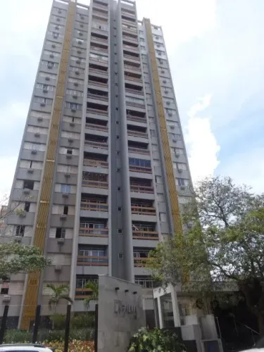APARTAMENTO COM ÓTIMA LOCALIZAÇÃO NA ZONA 07