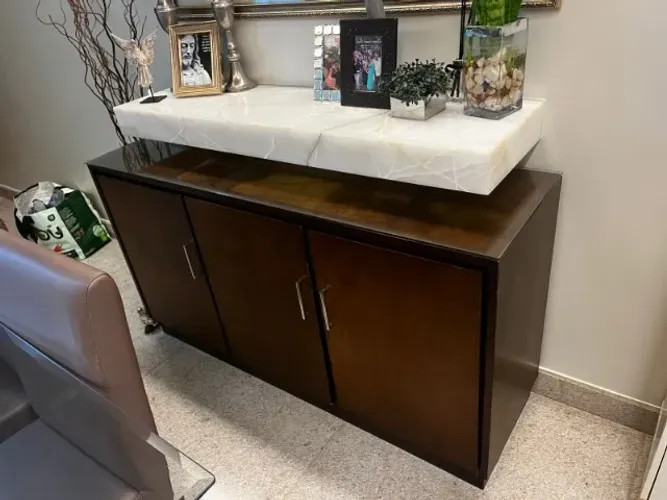 Buffet Aparador em Madeira com Tampo de Vidro