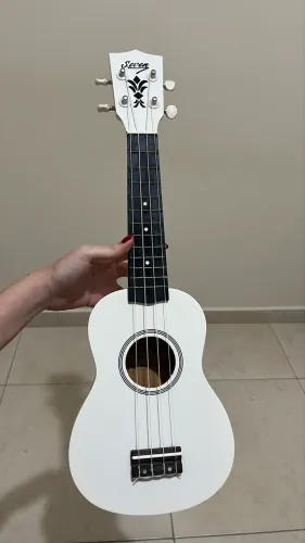 Ukulele Branco Seven Guitars