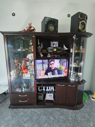 Estante com cristaleira