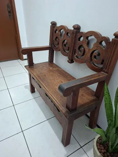 Banco de madeira maciça