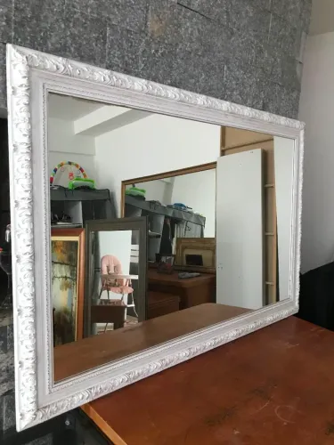 Espelho com moldura branca