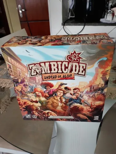 Jogo de Tabuleiro Zombicide: Undead or Alive - Estado de Zero + Cartas com Sleeve