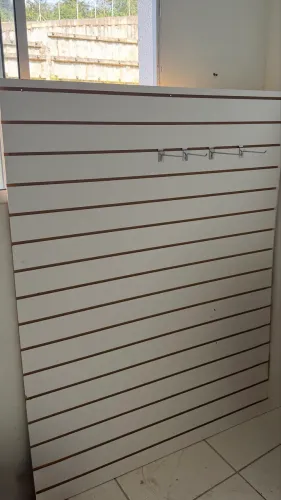 Painel caneletado + ganchos