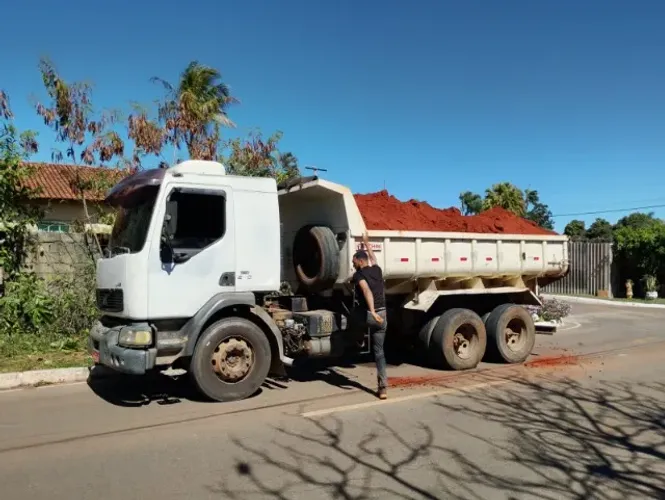 Aterro e Terra vermelha! Caminhão caçamba de terra vermelha em bsb