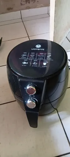 Vende-se air fryer usada mais em bom estado so alguma marca de uso mais e muito bom