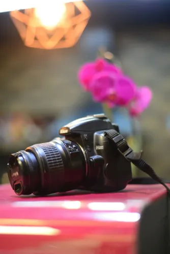 A sua câmera profissional Nikon D5000 pronta para fotografar!