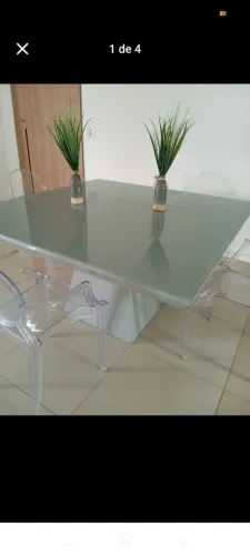 Mesa em laca com tampo de vidro