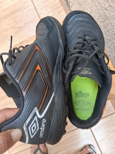 Vendo chuteira umbro pro 5 clab 6 meses de uso mas sem nem defeito.