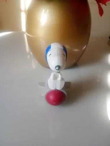 Boneco esnopy no espaço 