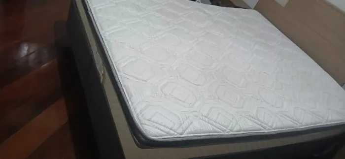 VENDO COLCHÃO QUEEM SEMI NOVO