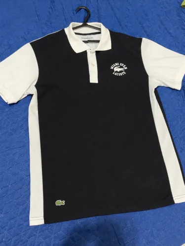 Polo Lacoste preto e branca
