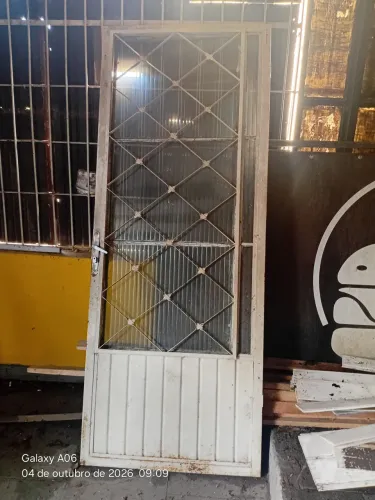 Porta de ferro com vitral
